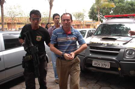Gonzaga sendo conduzido à sede da PF após ser preso pela Rapina