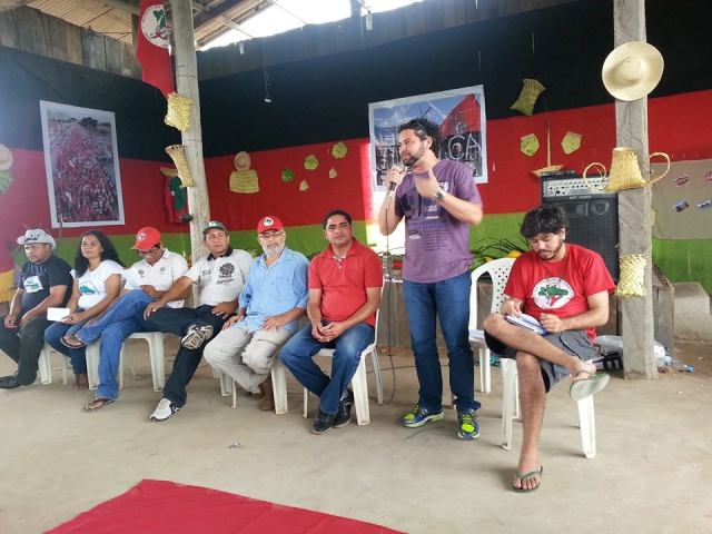 Na presença do superintendente José Inácio Rodrigues, Jowbert fala a famílias de trabalhadores rurais durante evento promovido pelo Incra