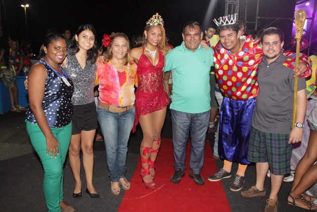 Prefeito Josemar Sobreiro entre a Rainha do Carnaval, o Rei Momo e membros da equipe de governo 
