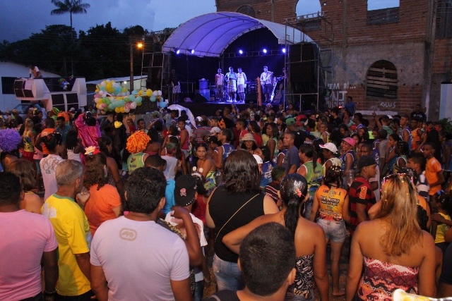 A folia também tonou conta da localidade Iguaíba, que recebeu programação do Carnaval Itinerante