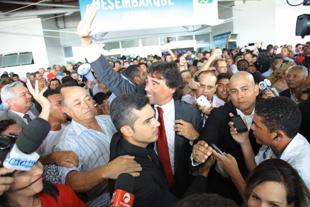 O pré-candidato do PMDB em meio à multidão que foi recebê-lo; Arnaldo Melo foi um dos que o saudaram 