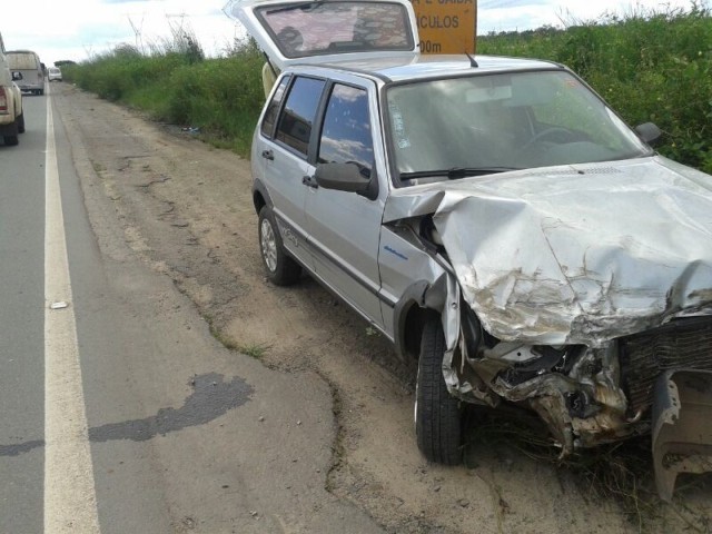 Fiat Uno ficou a frente destruída, mas motorista, que perdeu controle da direção, também saiu ileso