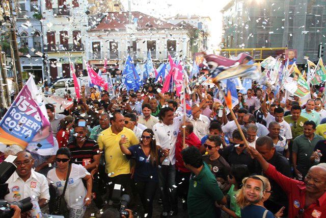 Multidão reunida na Avenida Magalhães de Almeida, ponto de concentração da caminhada   
