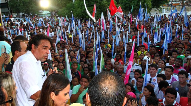 Candidato da coligação "Pra Frente, Maranhão" fala à multidão na Praça Deodoro