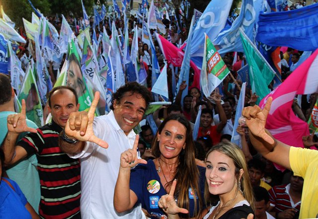 Lobão Filho, a esposa, Paulinha, e a filha, Tatiana, fazem gesto que simboliza a inicial do candidato