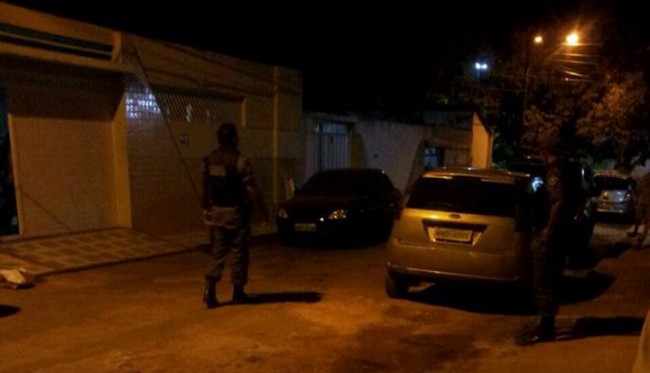 Policiais militares observam carro abandonado por bandidos que tentaram incendiar ônibus no Cohatrac (Foto: Blog do Luís Pablo) 