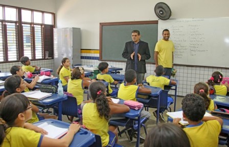 Geraldo Castro conversar com alunos em sala de aula 