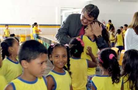 Secretário recebe carinho de alunos da rede municipal de ensino 