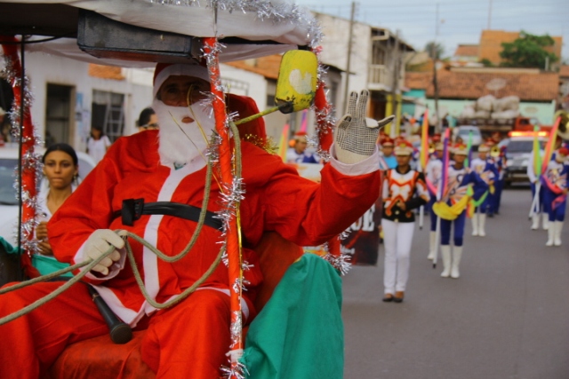 Papai Noel puxa cortejo, seguido pela banda municipal "La Rocque"