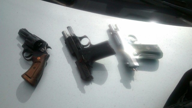 As duas pistolas .40 e o revólver calibre 38 que estavam em poder dos bandidos mortos 