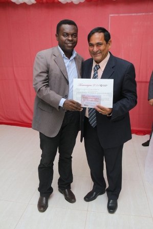 Prefeito Josemar Sobreiro recebe certificado das mãos do secretário de Comunicação de São Luís, Batista Matos