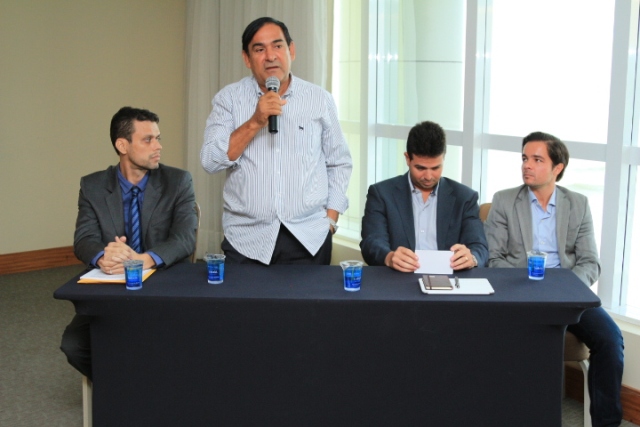 Prefeito Josemar durante coletiva explana sobre as melhorias no sistema de abastecimento de água e esgotos nos municípios