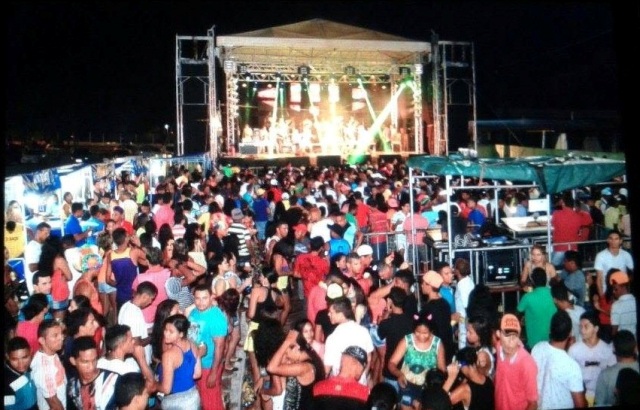 Multidão se divertiu ao som das bandas contratadas para animar o Carnaval luminense 