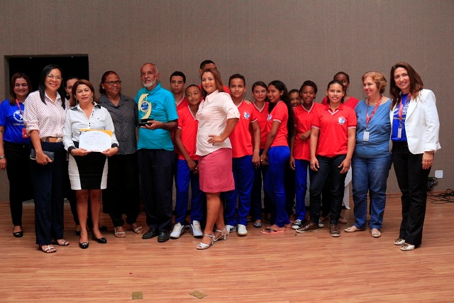 Diretores, professores e alunos da escola Y Juca Pirama exibem prêmio conquistado no concurso promovido pelo Sesi