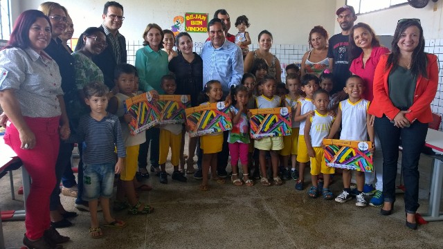 Prefeito Josemar entregou kits de livros didáticos, que atenderão 42 escolas de educação infantil