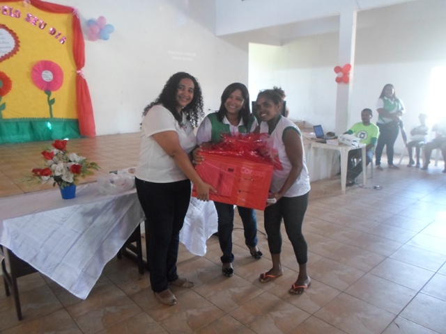 Mães foram presenteadas durante a homenagem promovida pela prefeitura em escola de Paço do Lumiar