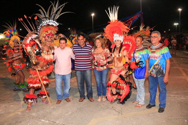 Prefeito Josemar Sobreiro, primeira-dama, Ivone Coqueiro, e o secretário de Cultura, Fernando Muniz, com índias de grupo de bumba-boi