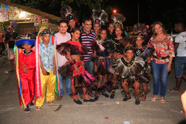 Josemar e comitiva com brincantes de um dos grupos que se apresentou no arraial do Viva Maiobão