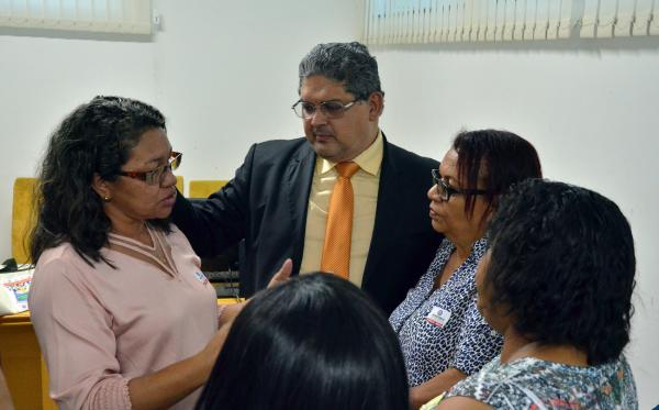 Geraldo Castro ouve representantes de escolas comunitárias em busca de solução