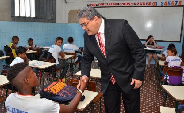 Geraldo Castro cumprimenta estudante no primeiro dia de aulas do segundo semestre em escolas do Município