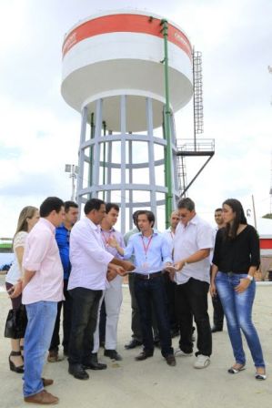 Prefeito Josemar Sobreiro conversa com técnico sobre novo sistema de abastecimento de água