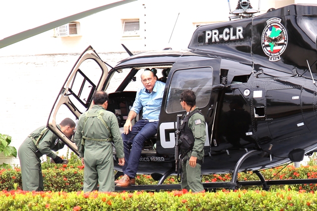 Ribamar Alves desembarca de helicóptero do GTA na SSP após ser transferido para São Luís (Foto: Biné Morais/O Estado) 