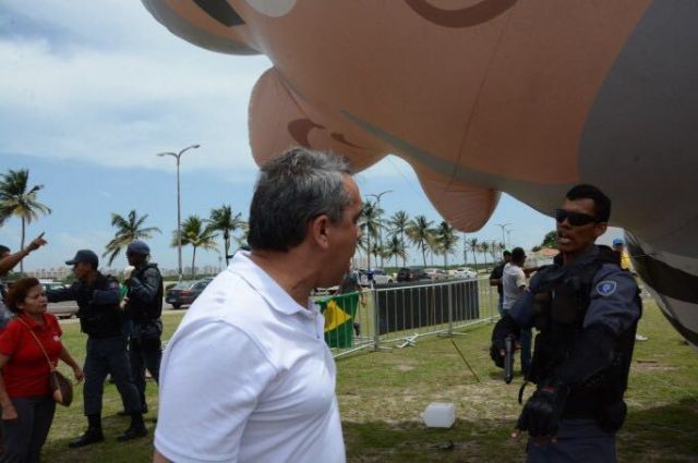 Márcio Jardim vocifera ao ser abordado por policial militar na Praça Maria Aragão