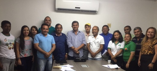 Prefeito Josemar Sobreiro e o secretário Rodrigo Costa com representantes de associações, cooperativas e agricultores 