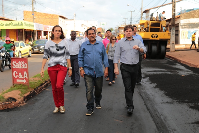 Prefeito Josemar (ao centro) vistou obra acompanhado da secretária de Infraestrutura, Andréia Feitosa, e do vice, Marconi Lopes
