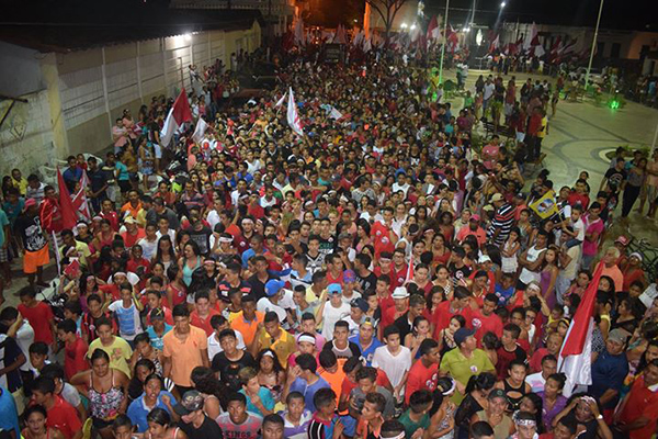 Multidão foi às ruas de Arari para comemorar a reeleição do prefeito Djalma Melo (PTB)