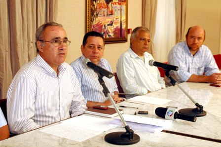 Moreira Lima fala sobre rompimento de contrato, ao lado de Macedo  e Almada Lima