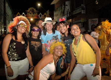 Roseana com foliões na rua do Passeio