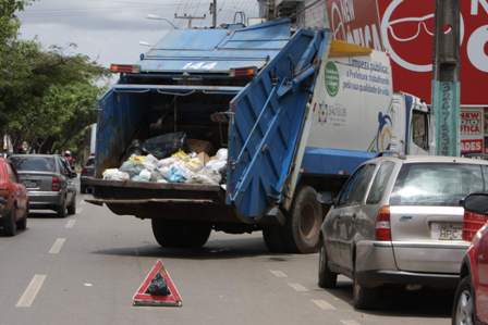 Caminhão de coleta de lixo dá "prego" no Jardim São Cristóvão