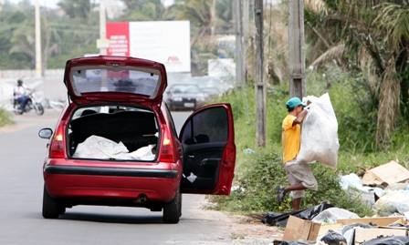 Homem usa o próprio carro para levar lixo a terreno no Vinhais