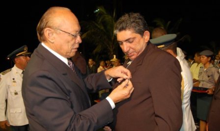 João Alberto condecora Raposo com a medalha Brigadeiro Falcão