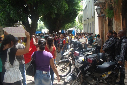 Professores em frente à Câmara durante votação do reajuste de 8%