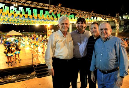 Castelo e comitiva atrás do palco, momentos antes das vaias