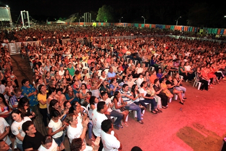 Público lotou o espaço montado para os shows da Virada, na Lagoa da Jansen