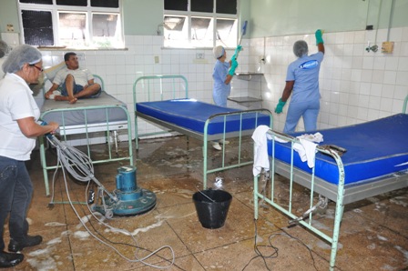 Funcionários do setor de limpeza limpam enfermaria do Socorrão I