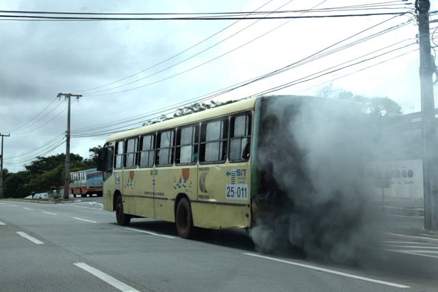 Ônibus expele fumaça poluente: frota foi ampliada, mas não houve preocupação com qualidade