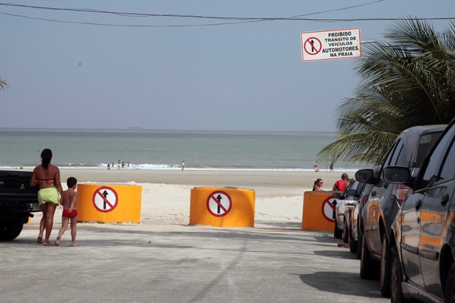 Barreiras foram instaladas para evitar acesso de veículos à faixa de areia da praia do Olho d'Água 