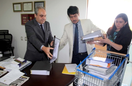 Chefe de Gabinete da Casa Civil entrega documentação, em carrinho de supermercado, ao deputado Marcelo Tavares