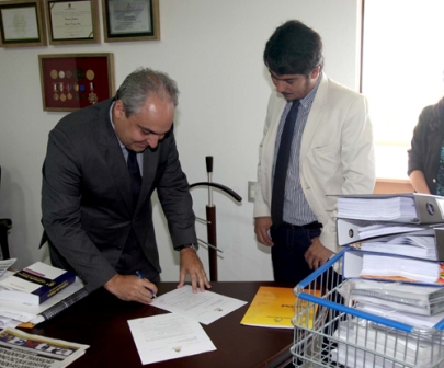 Deputado Marcelo Tavares recebe a documentação da Casa Civil