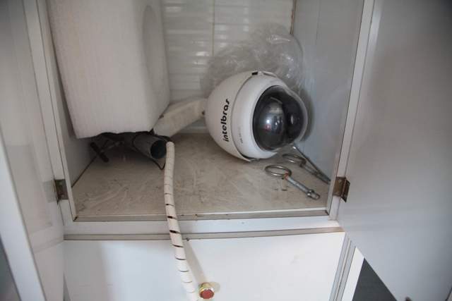 Sem uso, câmera de videomonitoramento foi abandonada dentro de armário