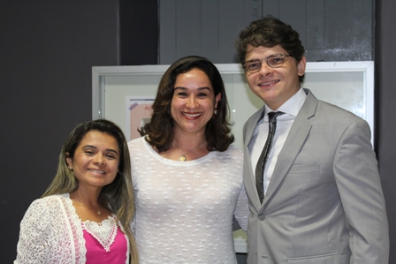 A psicóloga Artenira Silva entre Adriana Sousa e o professor Miguel Ribeiro, durante o evento