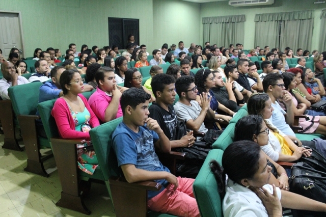 Dezenas de estudantes acompanharam os debates do “I Seminário de Direito e Mulher”