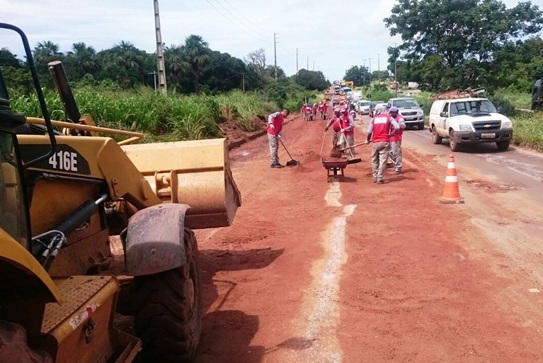 Na primeira etapa, estão sendo executados serviços de tapa-buracos no KM-15, em Pedrinhas 