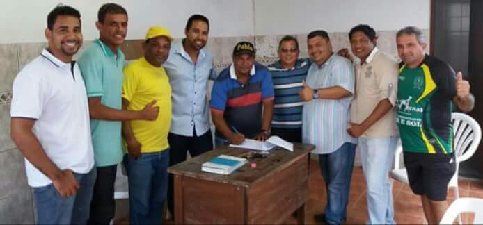 Chagas com a nova diretoria do Boi de Ribamar no ato da assinatura do seu contrato com a brincadeira 