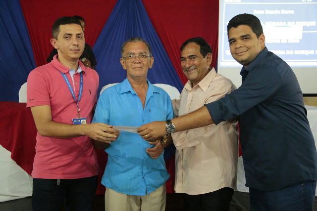 Prefeito Josemar juntamente com o primeiro sorteado e representantes da CEF e da administração municipal
