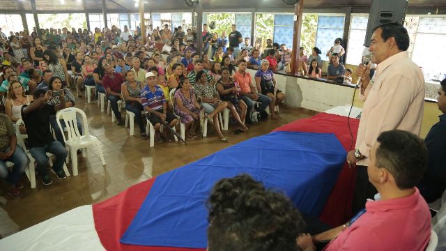 Público atento às palavras do prefeito, que lembrou o déficit habitacional em Paço do Lumiar